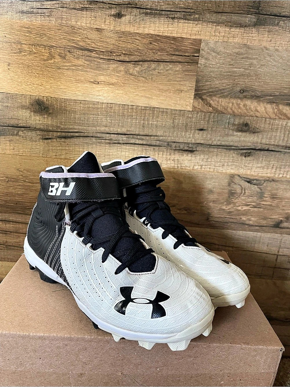Under Armour BH Baseball Cleats White Purple Youth Size: 6Y